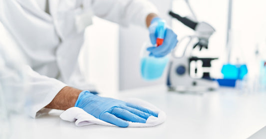 Folosești corect dezinfectanții medicali? 7 greșeli frecvente care îți pot afecta sănătatea