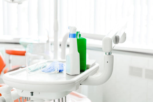 Curățare enzimatică vs. detergent clasic: diferențe, avantaje și aplicații în stomatologie