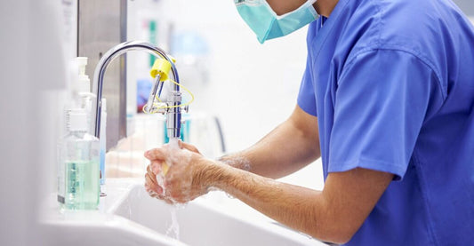 Dezinfectarea mâinilor și pielii în blocul operator: protocol recomandat și produse dezinfectante