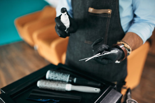 Cum alegi dezinfectanții potriviți pentru barber shop: comparație între alcool și peroxid de hidrogen